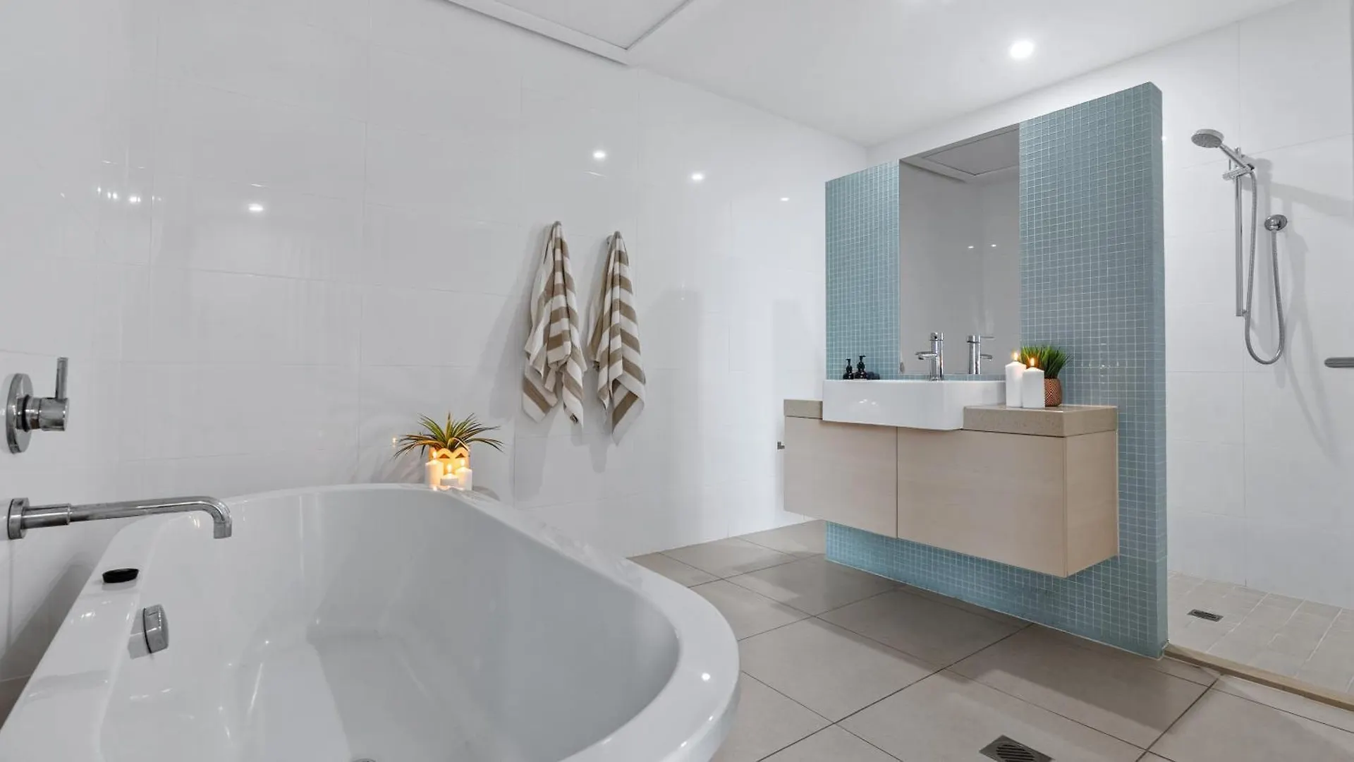 Apartment Oceanside At 201 Lake Street Cairns